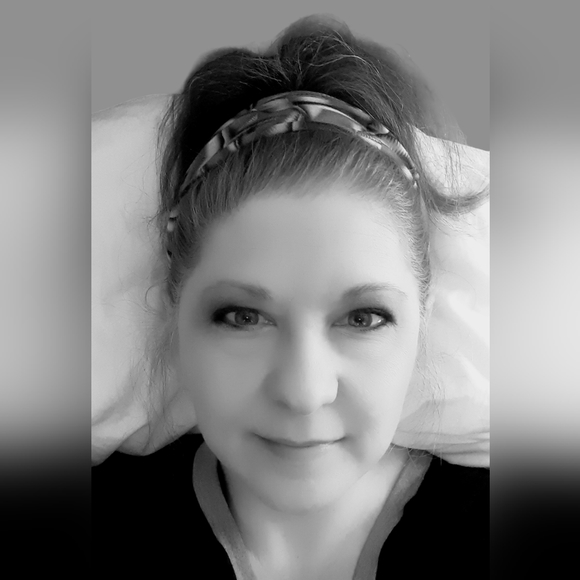 Meet your Posher, Jules - Picture 1 of 5